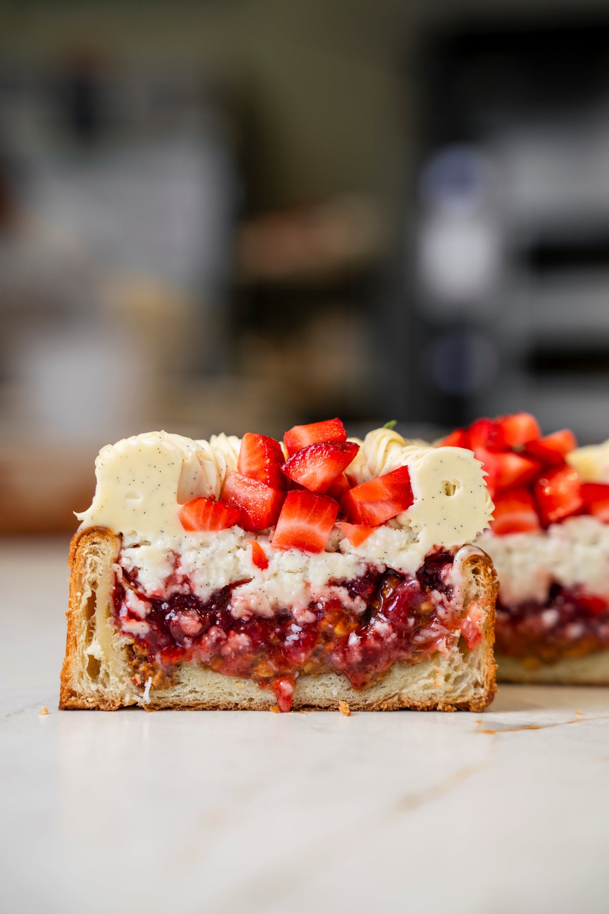 COCO BERRY DANISH – ÇİLEKLİ HİNDİSTAN CEVİZLİ DANISH KRUVASAN