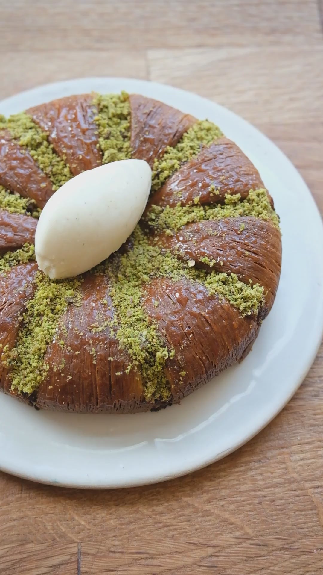 ANTEP FISTIKLI HAVUÇ DİLİM KRUVASAN (1 - 2 KİŞİLİKTİR)